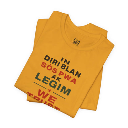 In Diri Blan Sòs Pwa Ak Legim We Trust  — T-shirt Graphic Apparel