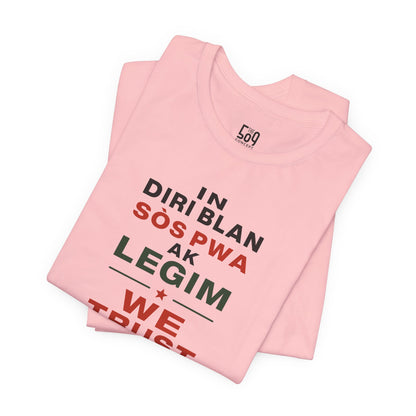 In Diri Blan Sòs Pwa Ak Legim We Trust  — T-shirt Graphic Apparel